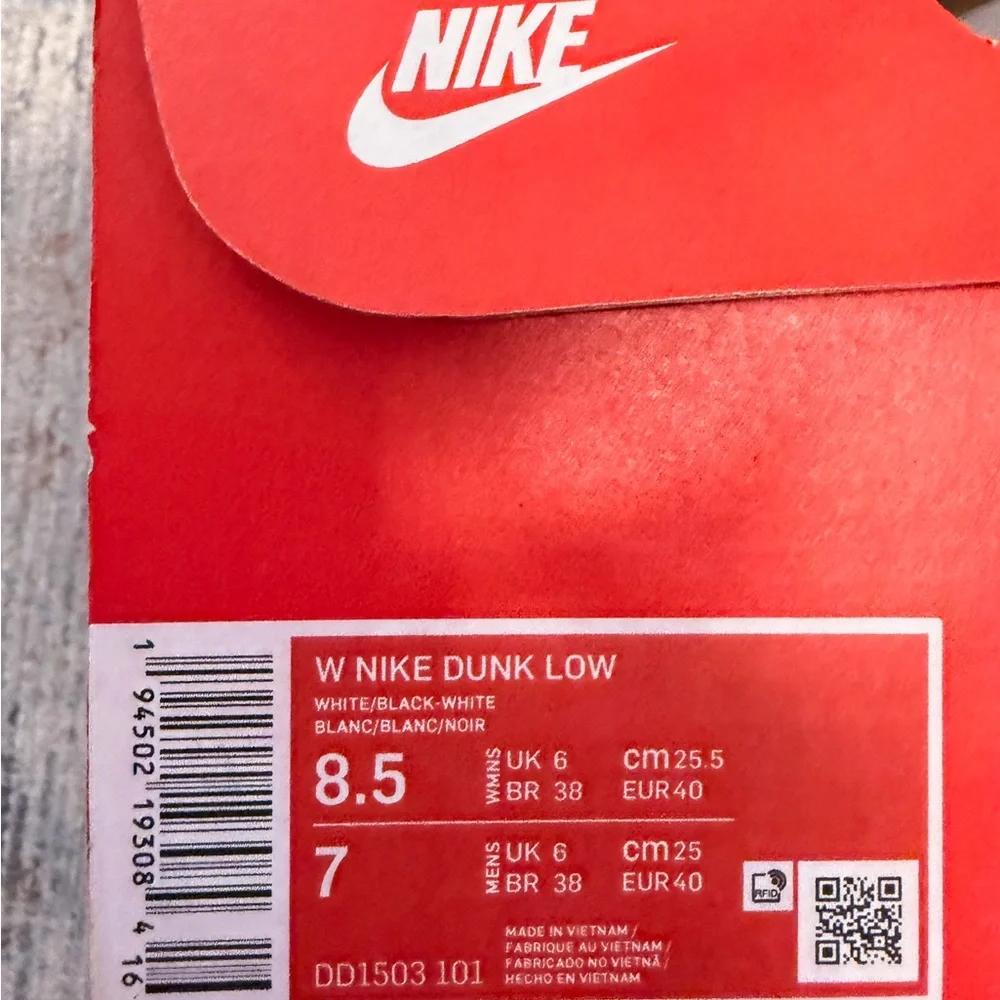 NEW Nike Dunk Low Men 7 Women 8.5 Classic Black and White Sneakers - Picture 3 of 3